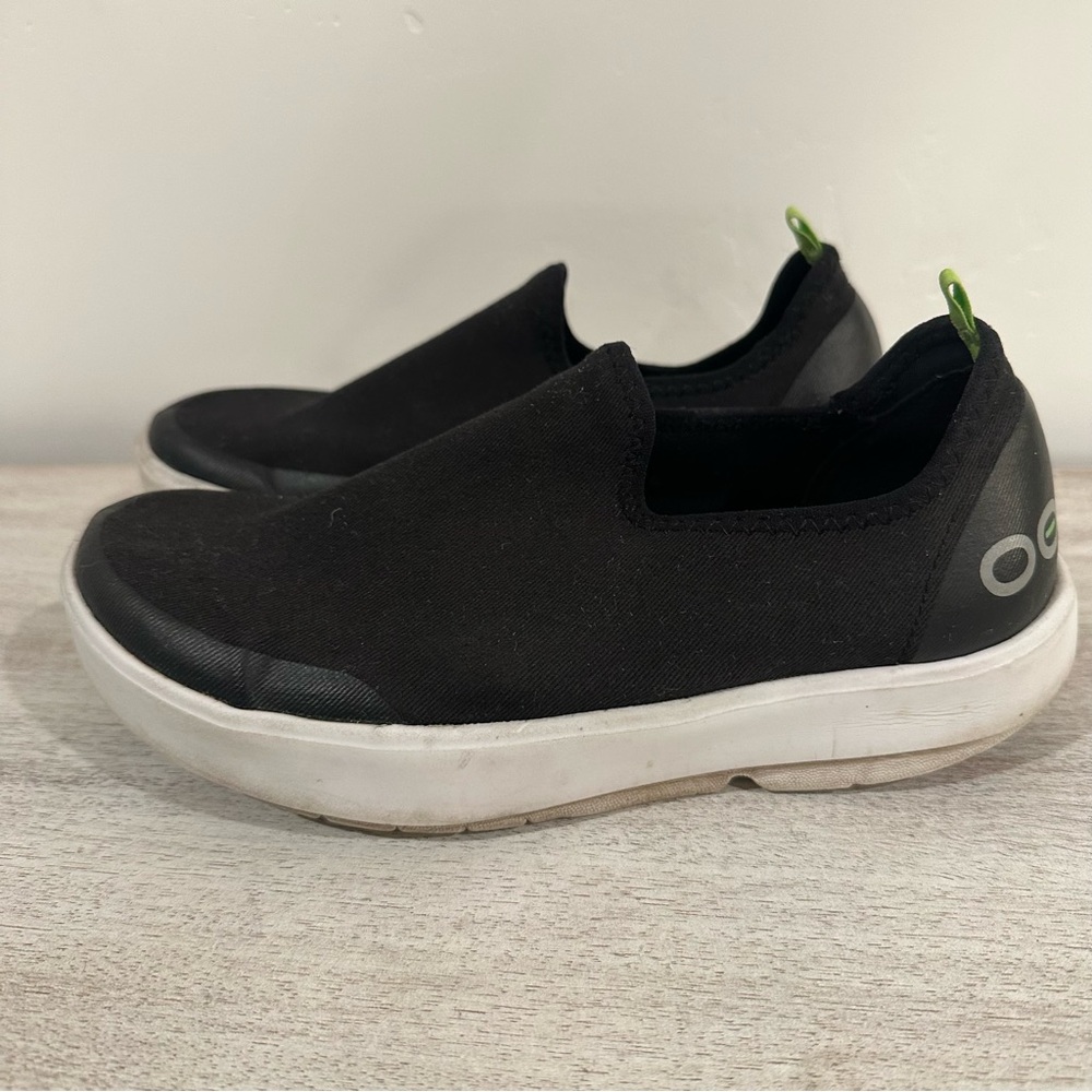 Oofos OOMG EEZEE Low Show Black and white size 7
